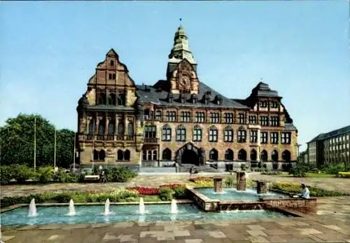 Ak Recklinghausen im Ruhrgebiet,  Brunnen und Blumenrabatten davor