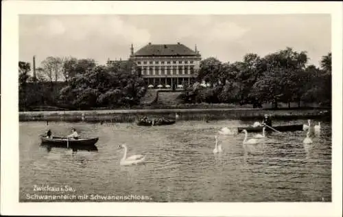 Ak Zwickau in Sachsen, Blick auf den Schwanenteich mit Schwanenschloss in Zwickau. Ein Mann pa...