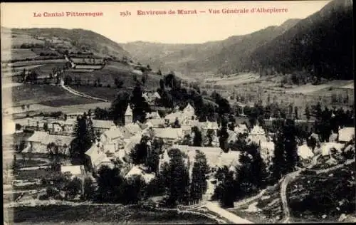 Ak Albepierre Cantal, Blick auf das Dorf  umgeben von Bergen und Feldern.