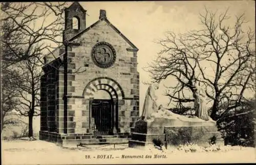 Ak Royat Puy de Dôme, Vorderseite: Kapelle, davor eine Statue eines liegenden Soldaten. Bäume ...