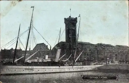 Ak Oostende Ostende Westflandern, Bahnhof in  Schiff liegt am Kai, Uhrturm im Hintergrund