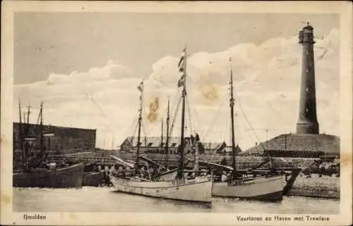 Ak IJmuiden Ymuiden Velsen Nordholland, Leuchtturm, Boote im Hafen