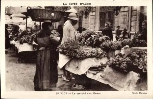 Ak Nice Nizza Alpes Maritimes, Eine Frau trägt einen Korb mit Blumen auf dem Kopf. Daneben ste...