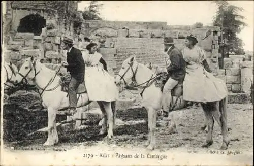 Ak Arles Bouches du Rhône,  Paysans de la Camargue