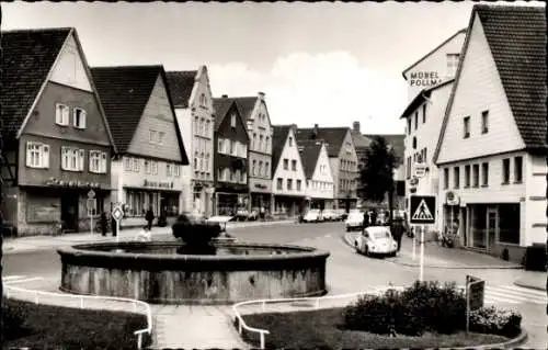 Ak Steinheim in Westfalen, Straßenpartie, Brunnen