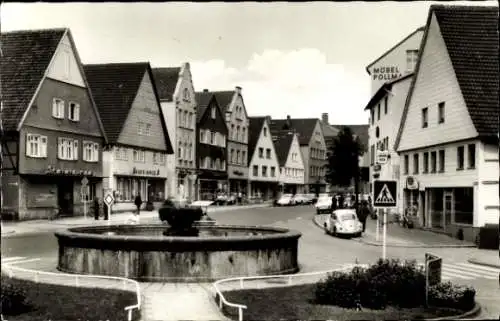 Ak Steinheim in Westfalen, Straßenpartie, Brunnen
