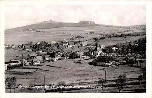 Ak Seiffen im Erzgebirge, Blick auf Seiffen im Erzgebirge vom Sueden mit dem Schwartenberg