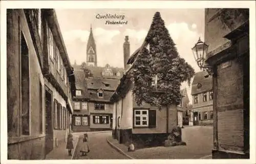 Ak Quedlinburg im Harz, Fachwerkhaus mit spitzem Giebel, davor zwei Personen, dahinter weitere...