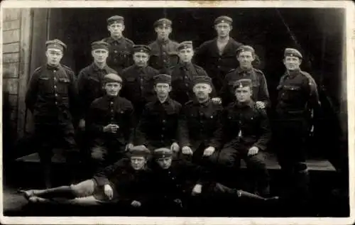 Foto Ak Deutsche Soldaten in Uniformen, Gruppenaufnahme