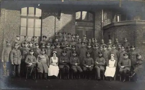 Foto Ak Deutsche Soldaten in Uniformen mit Krankenschwestern