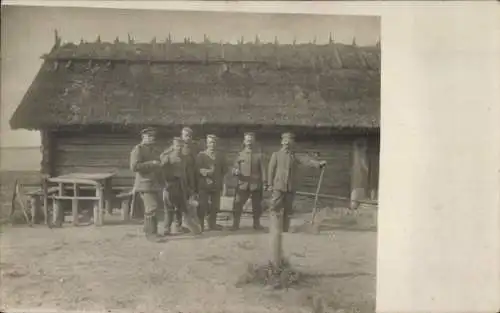 Foto Ak Ostfront, Deutsche Soldaten in Uniformen