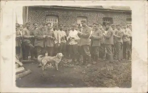 Foto Ak Deutsche Soldaten in Uniformen, Hund