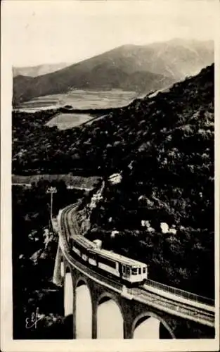 Ak Mont Louis Pyrénées Orientales, Ankunft eines Zuges auf dem Cabanasse-Viadukt