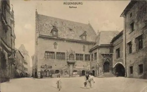 Ak Regensburg an der Donau Oberpfalz, Rathaus, zwei Frauen in langen Kleidern, Kopfbedeckungen...