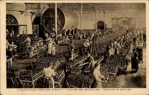 CPA Epernay Marne, Champagne Mercier, Washing of Bottles