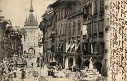 Ak Bern Stadt Kanton Bern, Berg Gurten, Marktplatz mit Altstadtgebäuden, Uhrturm, viele Mensch...