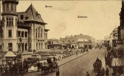 Ak Buzău Busäu Rumänien, Rathaus in  Straßenszene, historische Architektur, Menschen, Pferdeku...