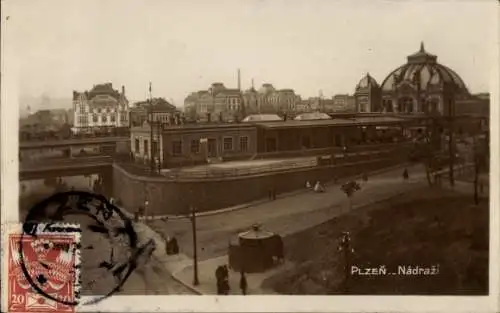 Ak Plzeň Pilsen Stadt, Bahnhof  historische Architektur, Straßenansicht, Fahrgäste