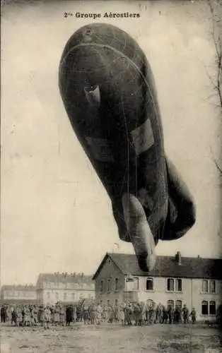 Ak Frankreich, Luftschiff, Zeppelin, Soldaten