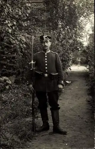 Foto Ak Kaiserlicher Soldat mit Gewehr und Bajonett