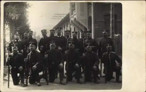 Ak Colmar Kolmar Elsass Haut Rhin, Soldaten in Uniform, Gewehre, Gruppenbild