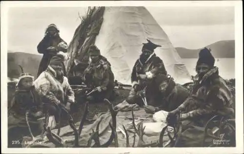 Ak Lappland, Gruppe vor einem Zelt, Rentiergeweihe