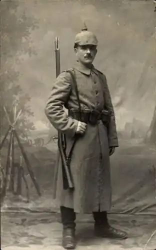 Foto Ak Deutscher Soldat in Uniform mit Gewehr, Portrait