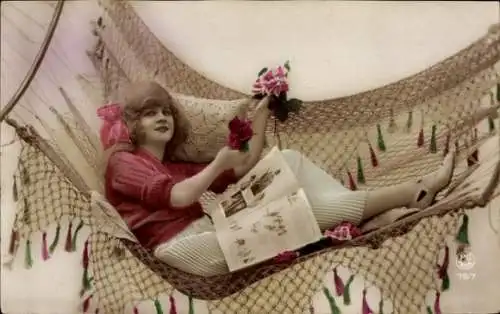 Ak Junge Frau liegt in einer Hängematte und liest ein Buch