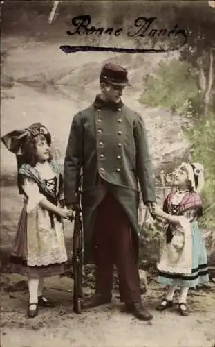 Ak Elsass-Lothringen, Zwei Mädchen in Volkstrachten, Französischer Soldat in Uniform