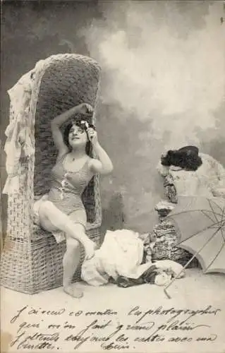 Ak Strandkorb, Frau im Badeanzug