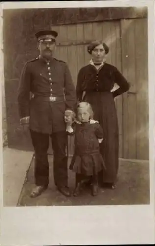 Foto Ak Deutscher Soldat in Uniform, Porträt mit Familie, Kaiserzeit