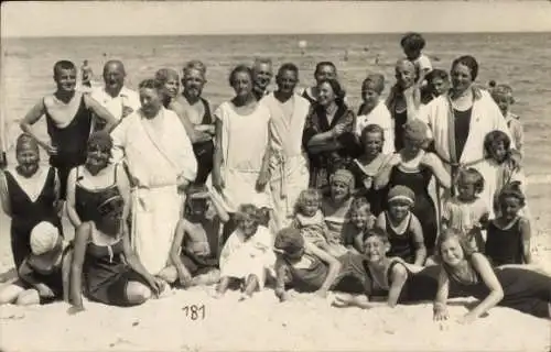 Foto Ak Frauen und Männer am Strand, Gruppenfoto