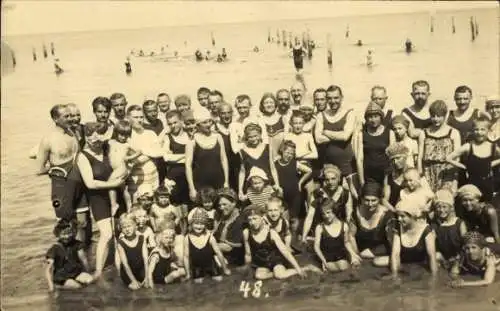 Foto Gruppenbild am Strand, Bademode