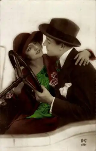 Ak Liebespaar im Auto, Lenkrad, Hut