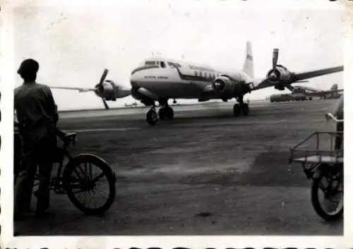 Foto Flughafen, Passagierflugzeug, Mann mit Fahrrad