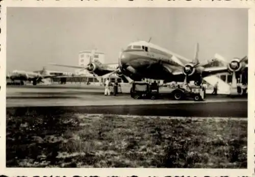 Foto Ak Niederländisches Passagierflugzeug, KLM, Flughafen