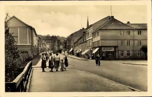 Ak Bad Freienwalde an der Oder, Straßenszene mit Passanten in Bad Freienwalde (Oder) vor Gesch...