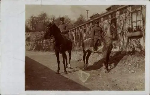Foto Ak Deutsche Soldaten in Uniformen auf Pferden, I WK