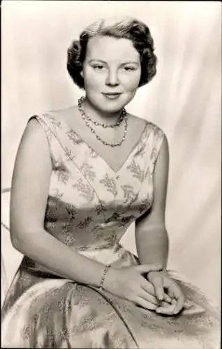 Ak Niederländisches Königshaus, Prinzessin Beatrix, Portrait, Kleid, Halskette