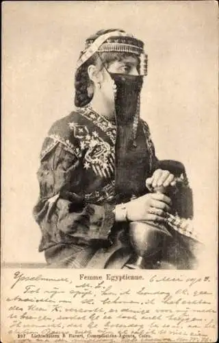 Ak Femme Egyptienne, Frau in Tracht mit Schleier, Portrait