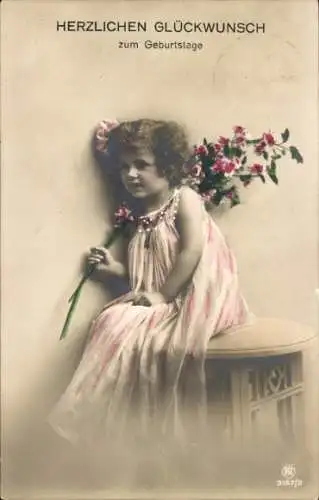 Ak Glückwunsch Geburtstag, Mädchen-Porträt, Blumenstrauß