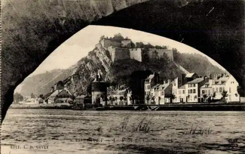 Ak Givet Ardennes, Le fort de Charlemont, Blick vom Wasser auf den Ort