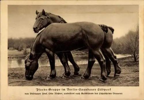 Ak Berlin Spandau, Südpark, Pferdegruppe v. Bildhauer Otto Richter, Kaltblüter, Schultheiss Brauerei