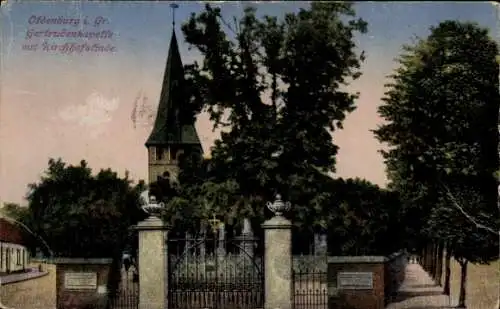 Ak Oldenburg in Oldenburg, Gertrudenkapelle mit Kirchhofslinde