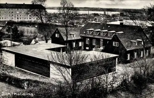 Ak Kolding Dänemark, Mehrfamilienhäuser, dahinter ein größeres Gebäude mit mehreren kleinen Fe...