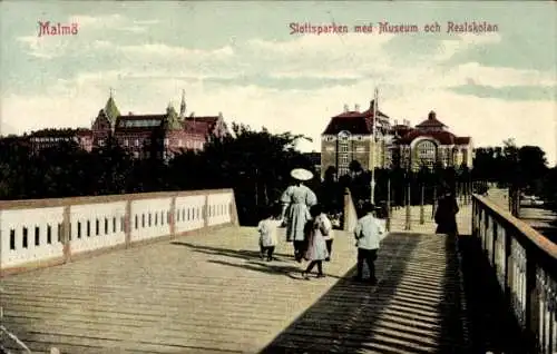 Ak Malmö Schweden, Slottsparken med Museum och Realskolan, Passanten