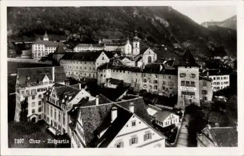 Ak Chur Kanton Graubünden, Häuseransicht, Altes Stadtviertel, Kirche, Berge im Hintergrund