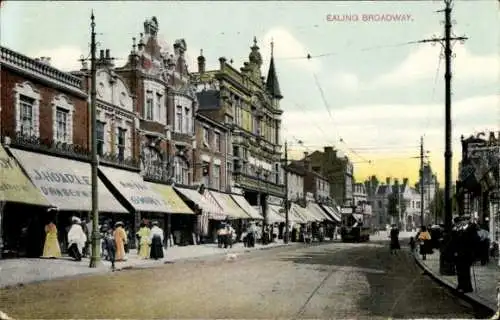 Ak Ealing London England, Ealing Broadway, historische Gebäude, Fußgänger, Straßenszene, farbe...