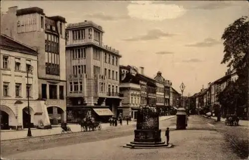 Ak Hradec Králové Königgrätz Stadt, Stadtansicht, Gebäude, Brunnen, historische Atmosphäre, al...