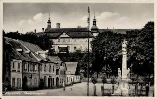 Ak Bezdružice Weseritz Region Pilsen, Straßenpartie mit Blick auf das Schloss, Denkmal